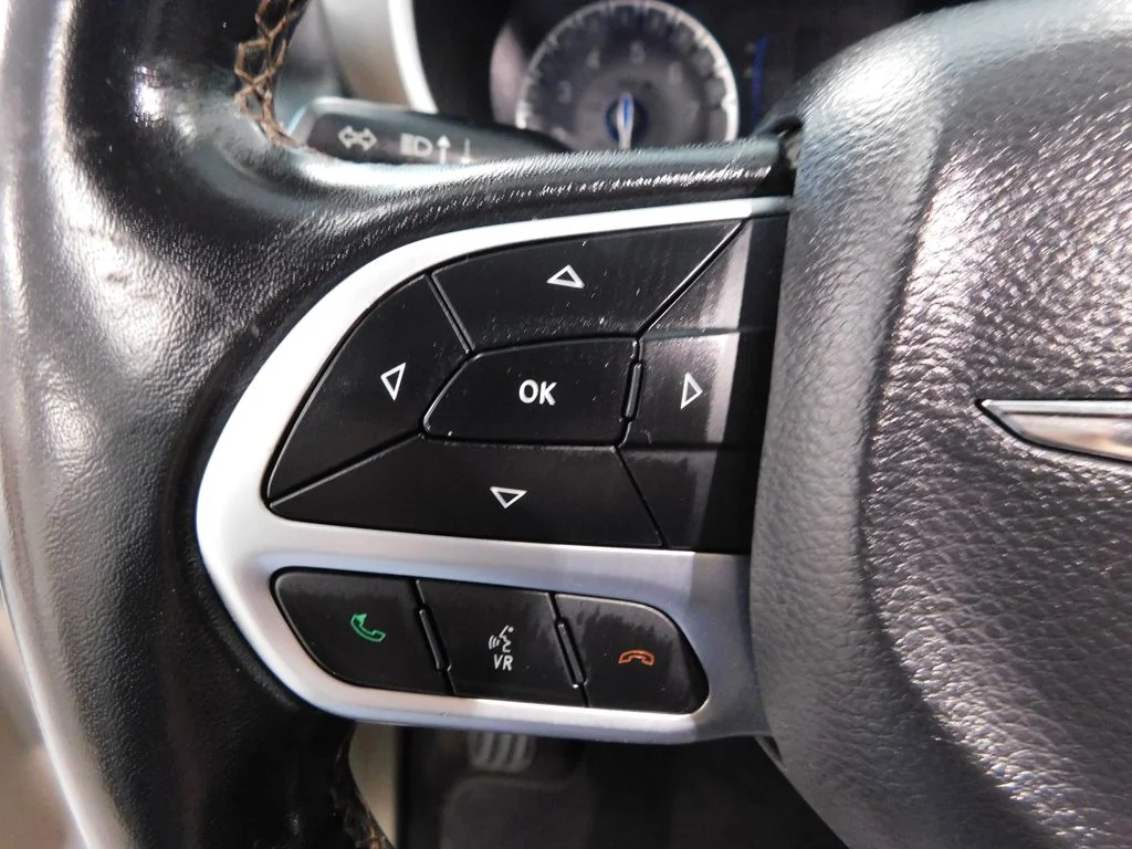 Used 2019 Velvet Red Pearlcoat Chrysler Touring L image 22