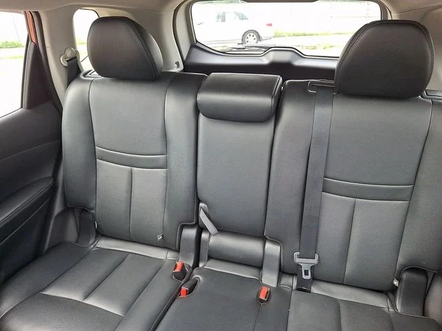 Used 2015 Red Nissan SL image 18