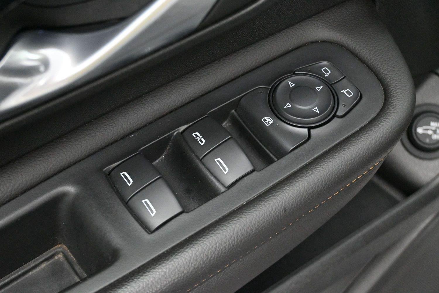 Used 2022 Summit White GMC AT4 image 13