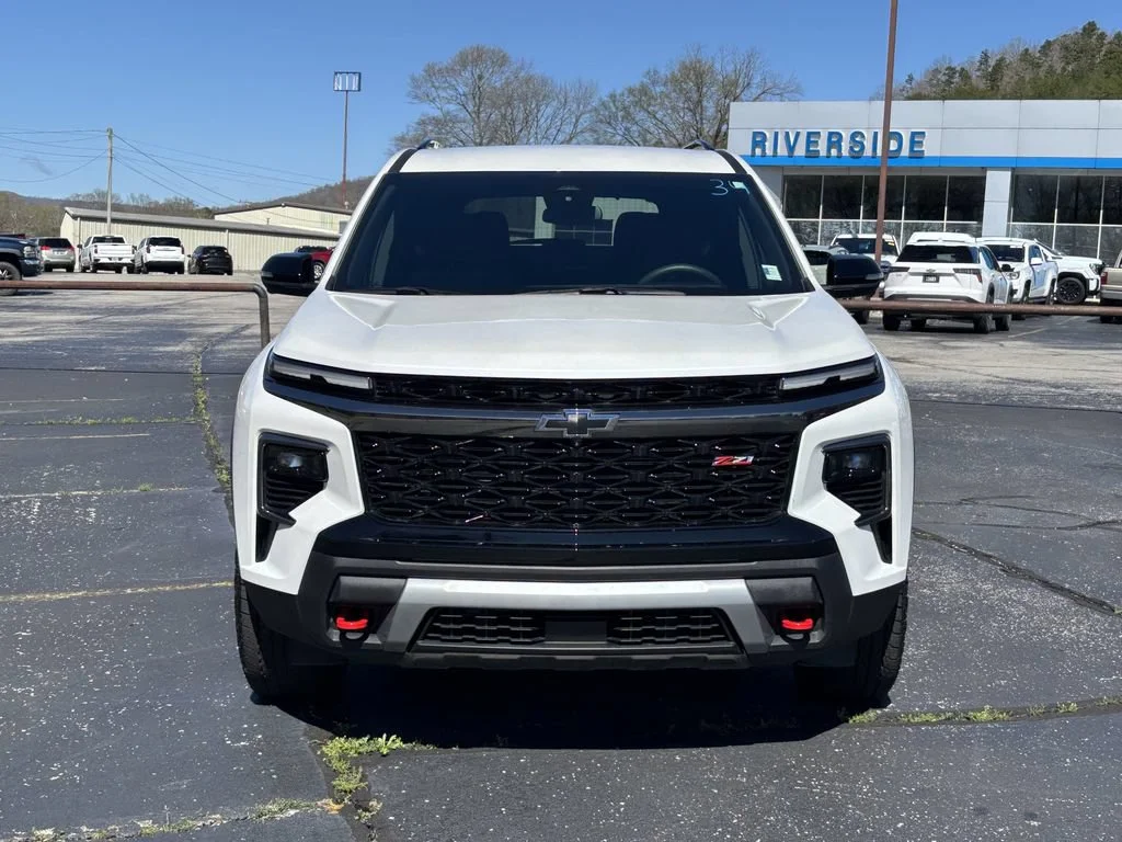 Used 2025 Iridescent Pearl Tricoat Chevrolet Z71 image 6