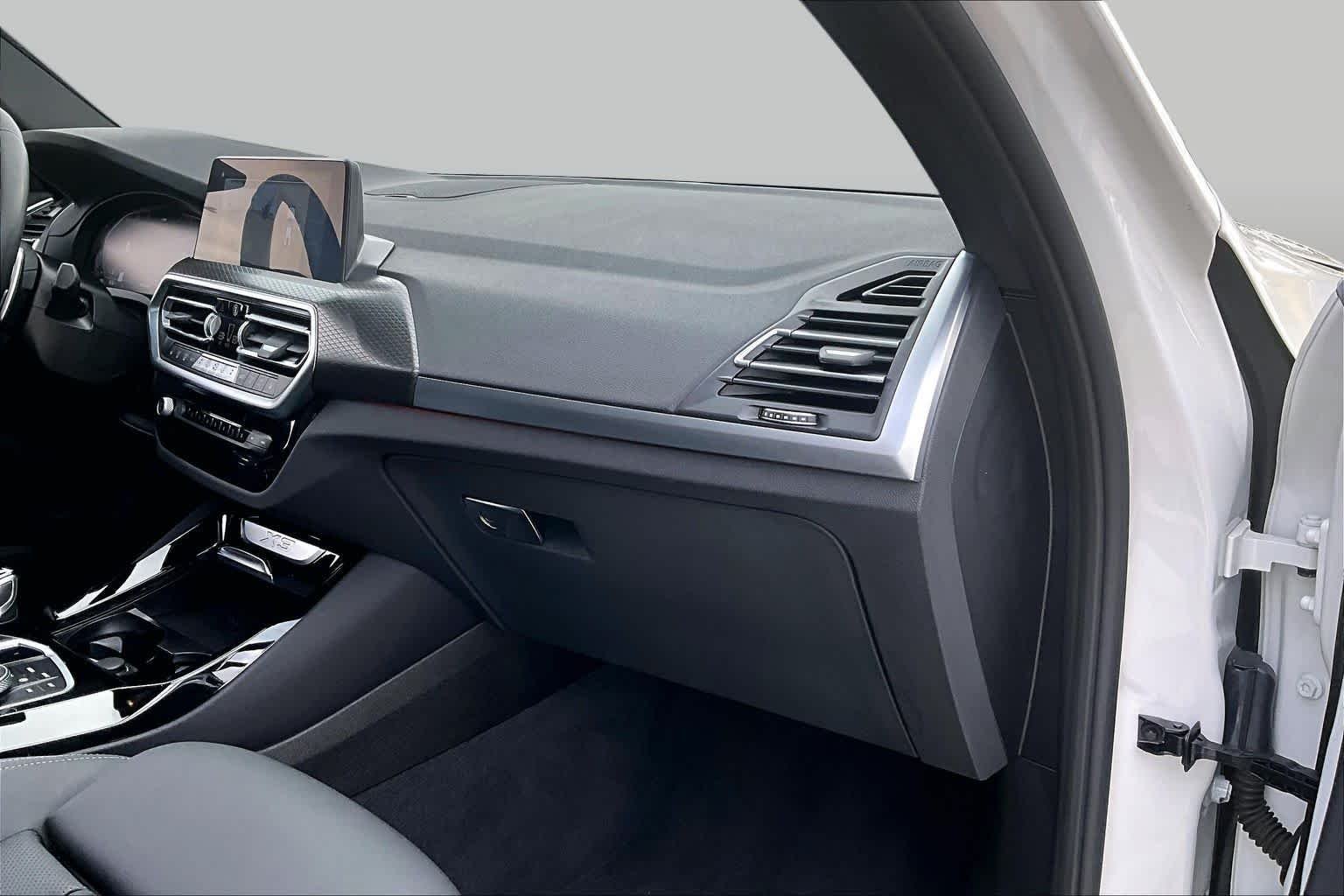 Used 2024 Alpine White BMW sDrive30i image 17