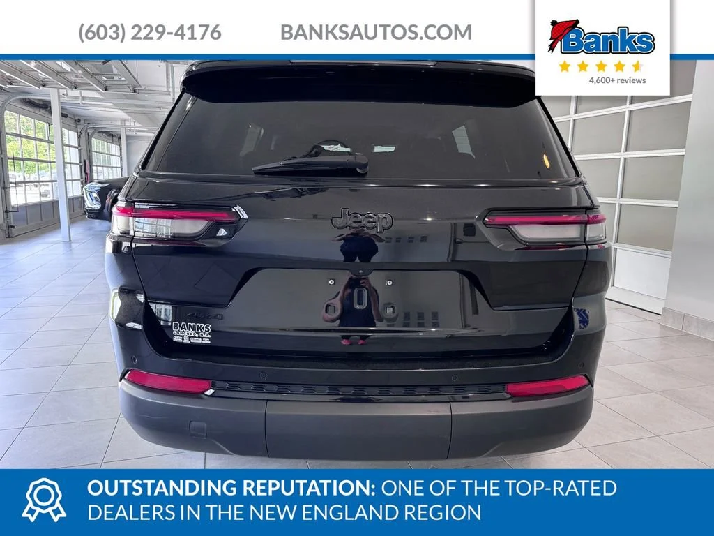 Used 2023 Diamond Black Cry Jeep Altitude image 6