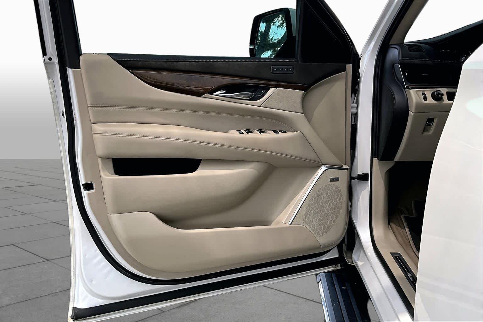 Used 2019 Crystal White Tricoat Cadillac Premium Luxury image 22