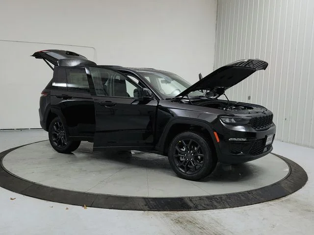 New 2025 Diamond Black Crystal Pearl-Coat Exterior Paint Jeep Limited image 9