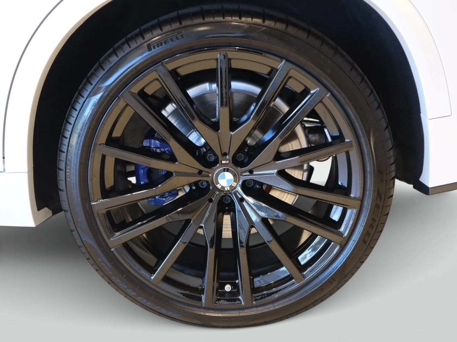Used 2026 White BMW M60i image 14