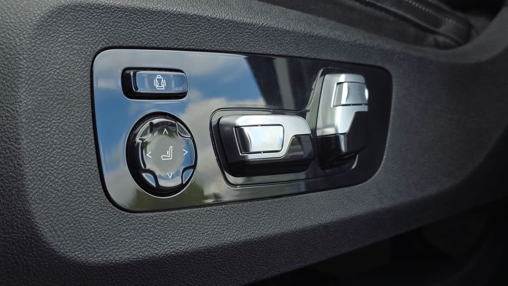 Used 2024 Black Sapphire Metallic BMW xDrive40i image 26
