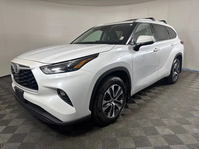 Used 2022 Pearl Toyota XLE image 8