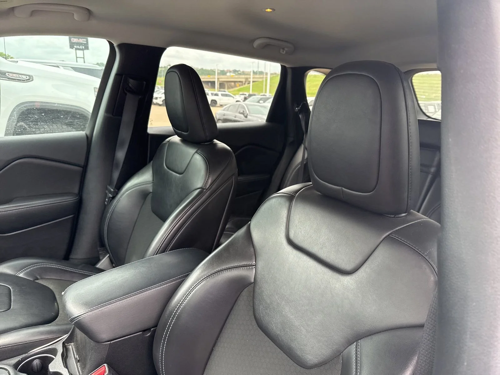 Used 2019 White Jeep Latitude Plus 4x4 image 13