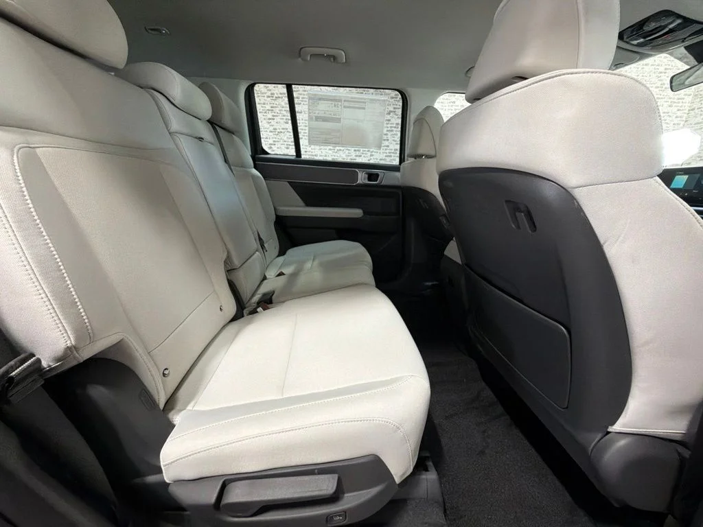 New 2027 Hampton Gray Hyundai SE image 13