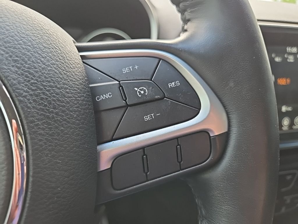 Used 2018 White Jeep Latitude image 38