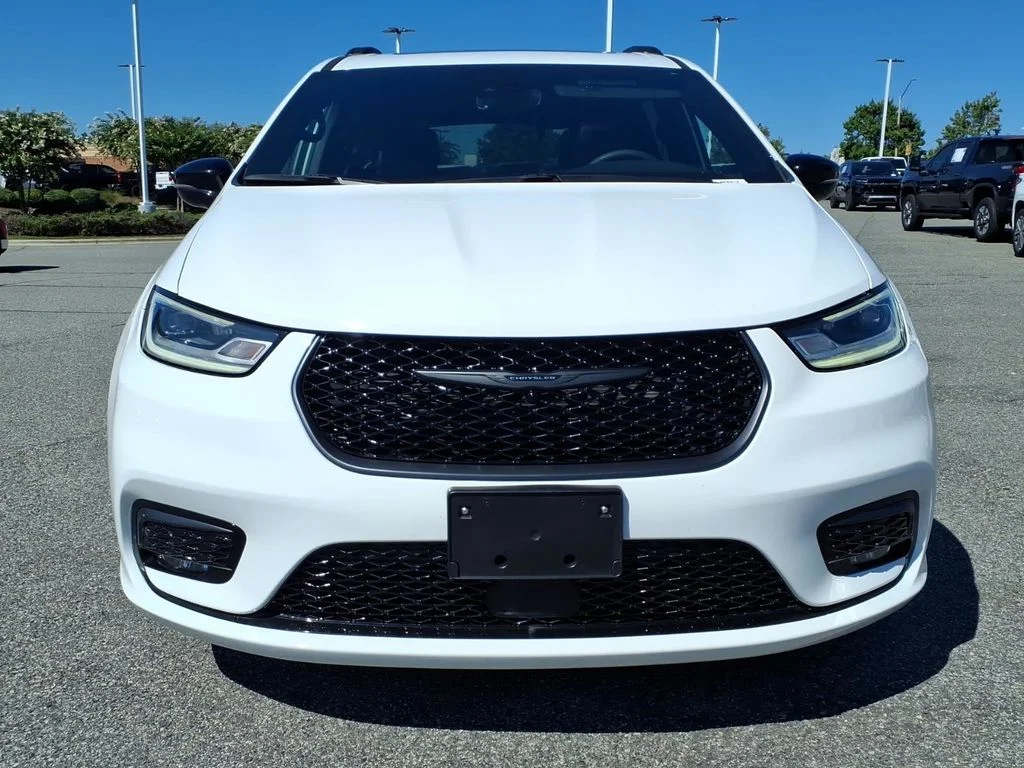 Used 2025 White Chrysler Limited image 29