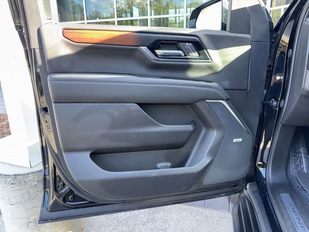 2025 GMC Yukon Denali - Photo 19