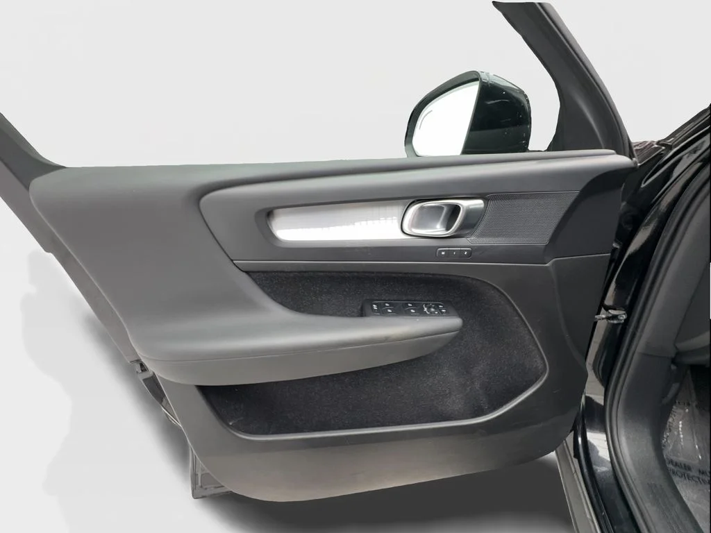 Used 2021 Black Volvo Momentum image 21