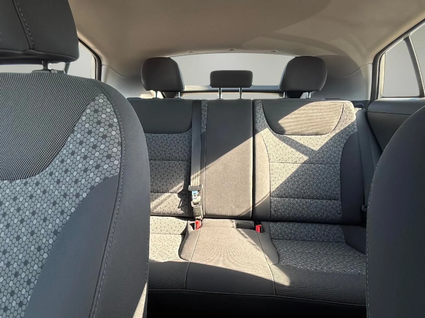 Used 2018 Silver Hyundai Blue image 12