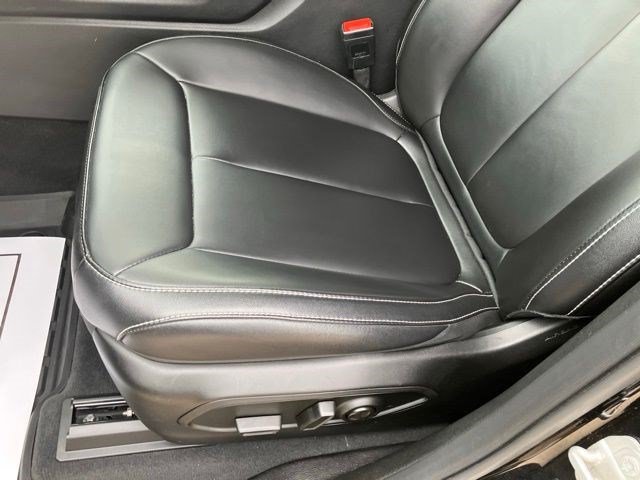 Used 2025 Diamond Black Crystal Pearlcoat Jeep Limited image 10