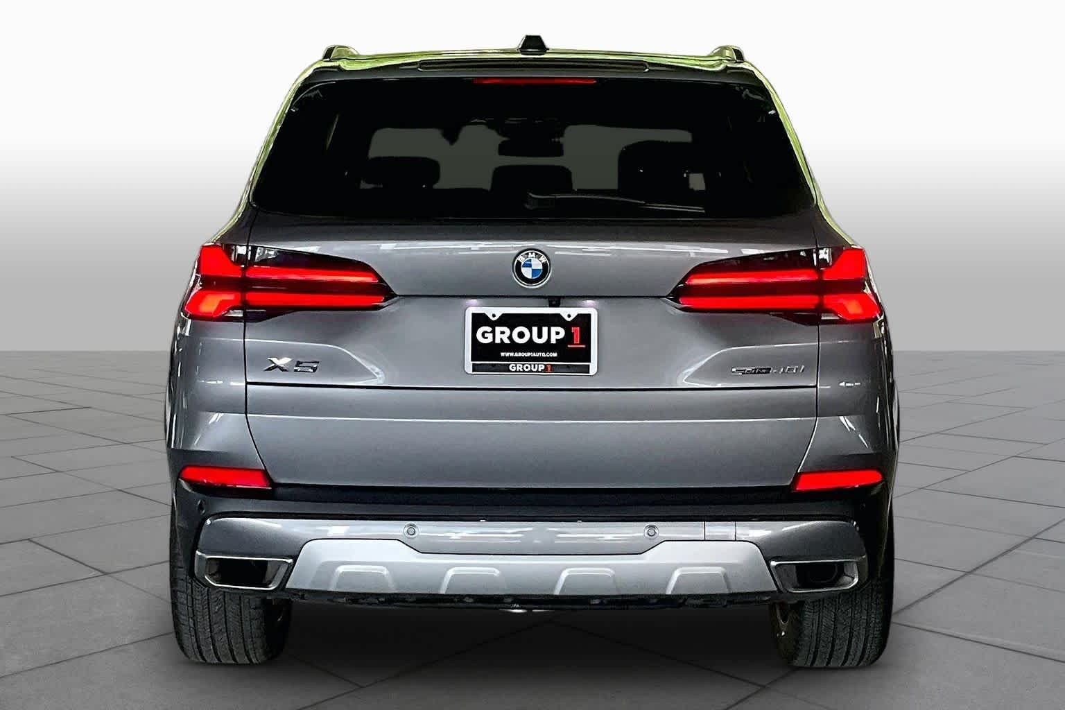 Used 2024 Skyscraper Grey Metallic BMW sDrive40i image 4