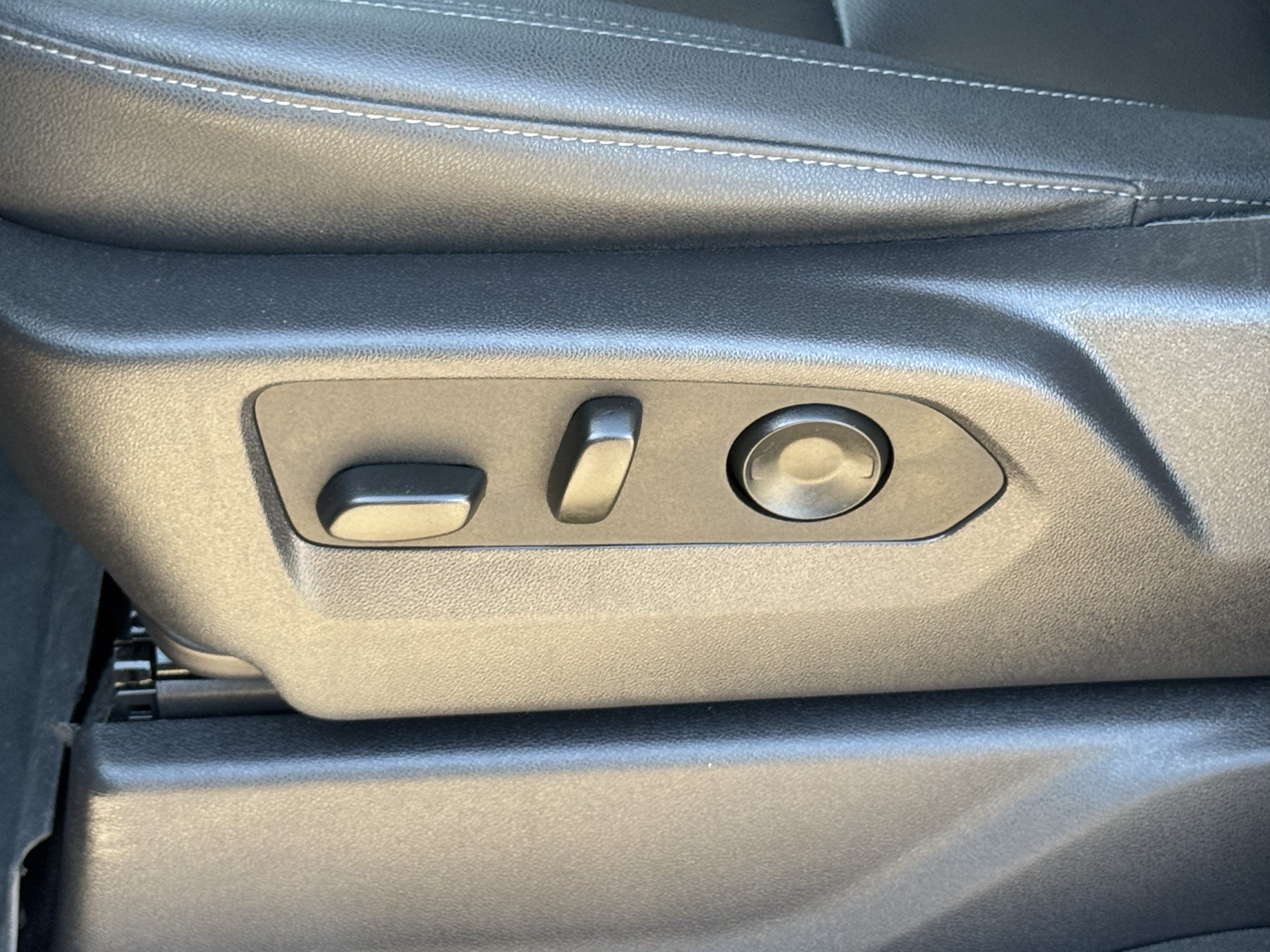 Used 2025 Titanium Rush Metallic GMC Elevation image 23