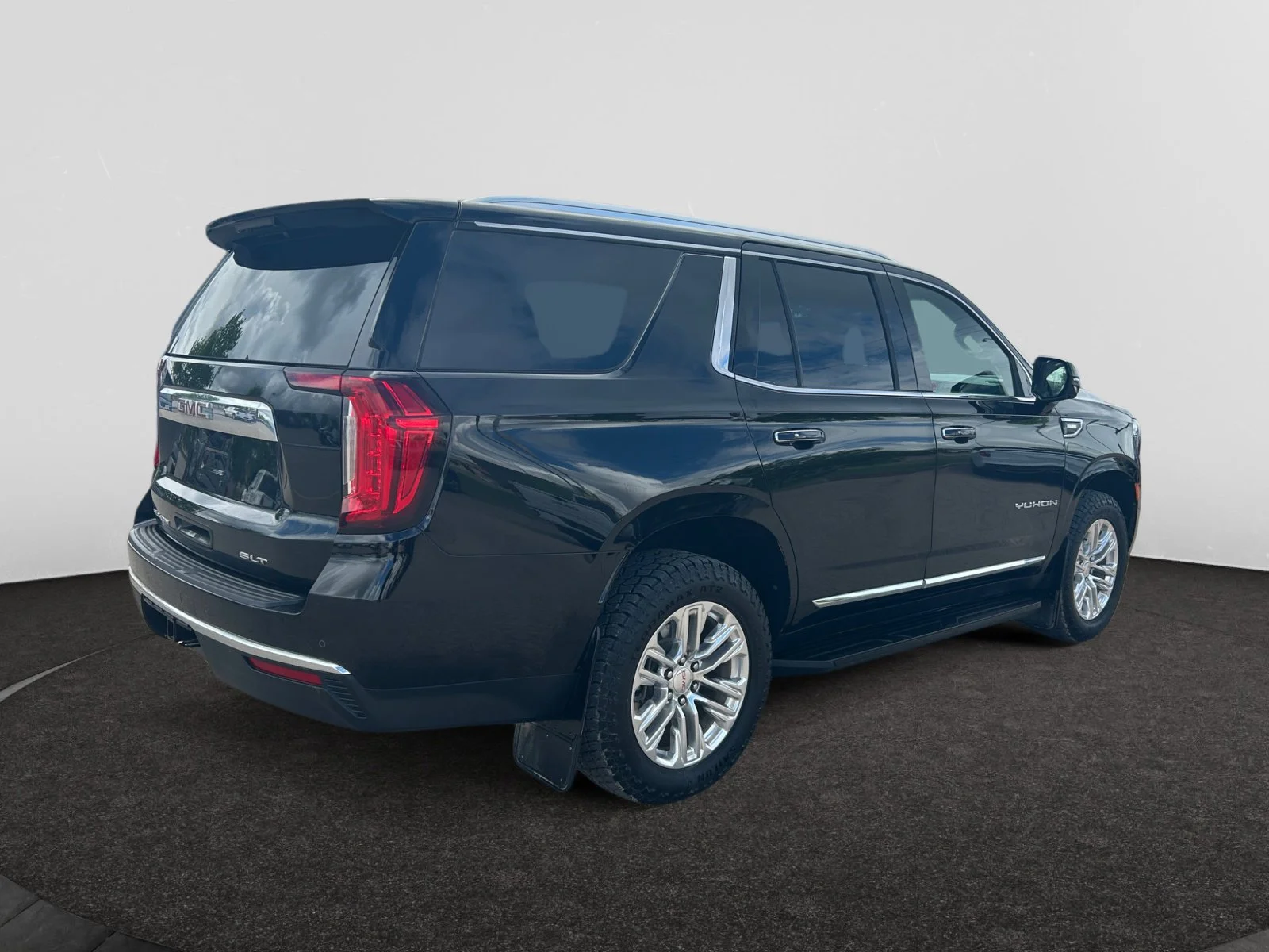 Used 2023 Black GMC SLT 4WD image 5