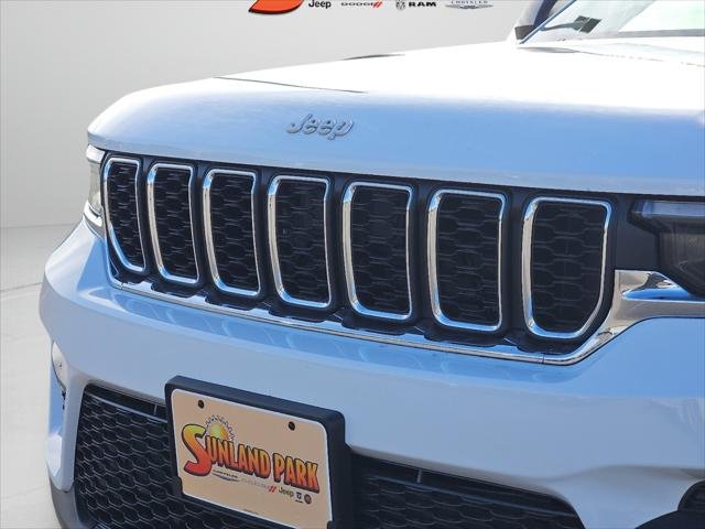 New 2025 Bright White Clear-Coat Exterior Paint Jeep Laredo X image 7