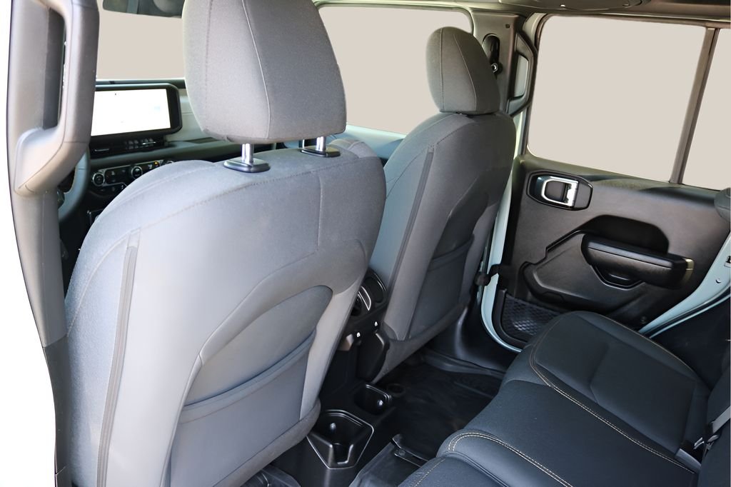 Used 2024  Jeep Sport S image 15