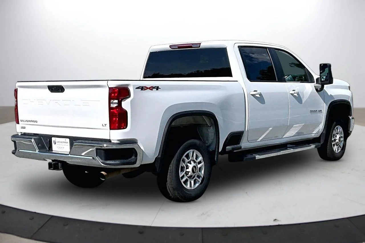 Used 2025 White Chevrolet LT image 8