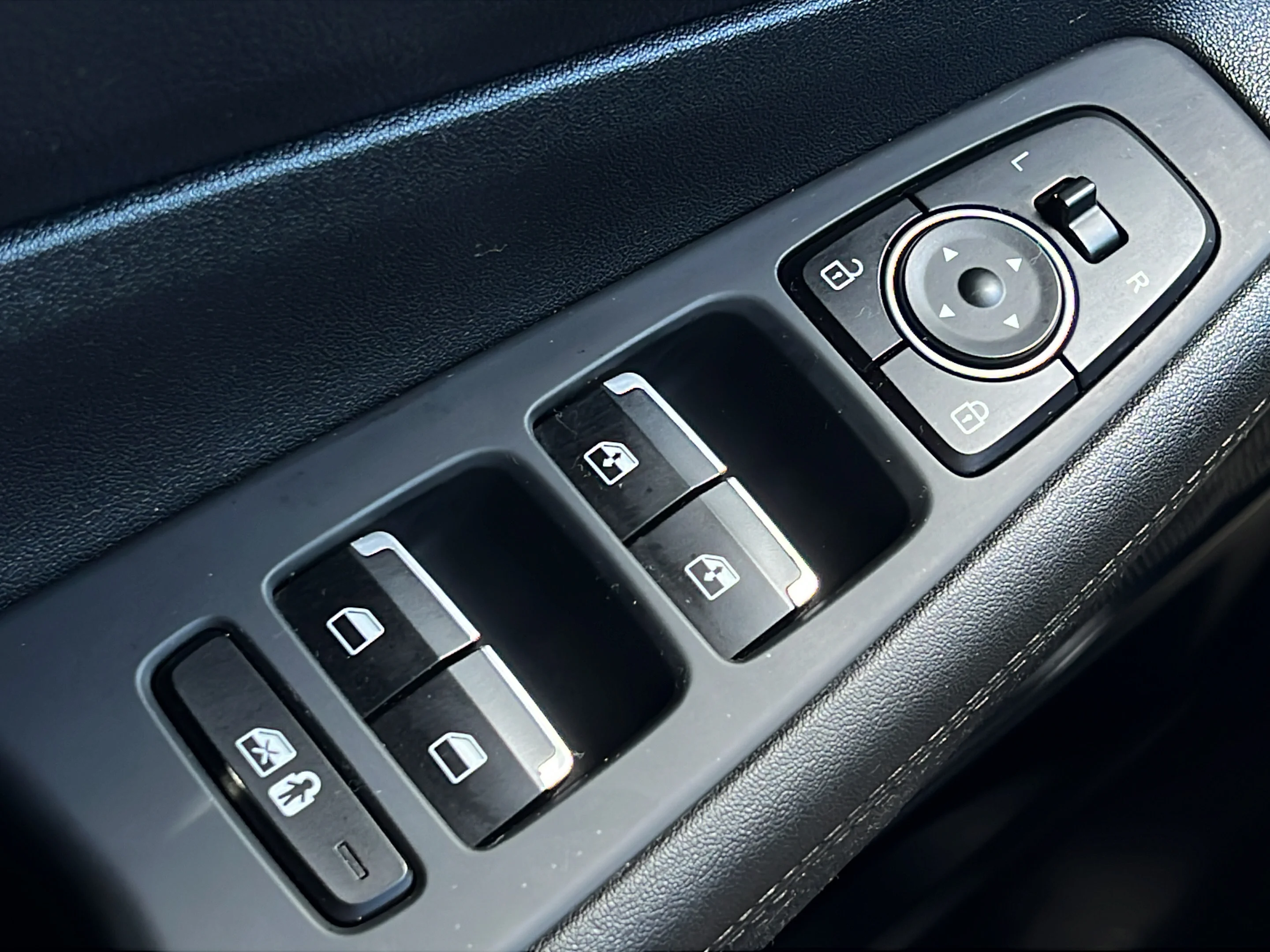 Used 2023 Hampton Gray Hyundai SEL image 18