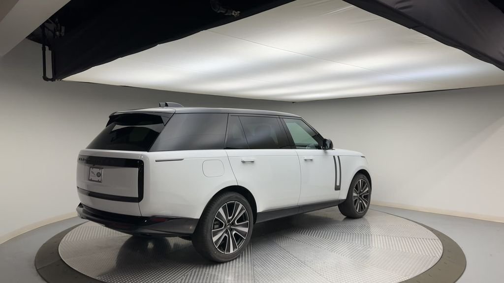 Used 2024 Fuji White Land Rover SE image 8