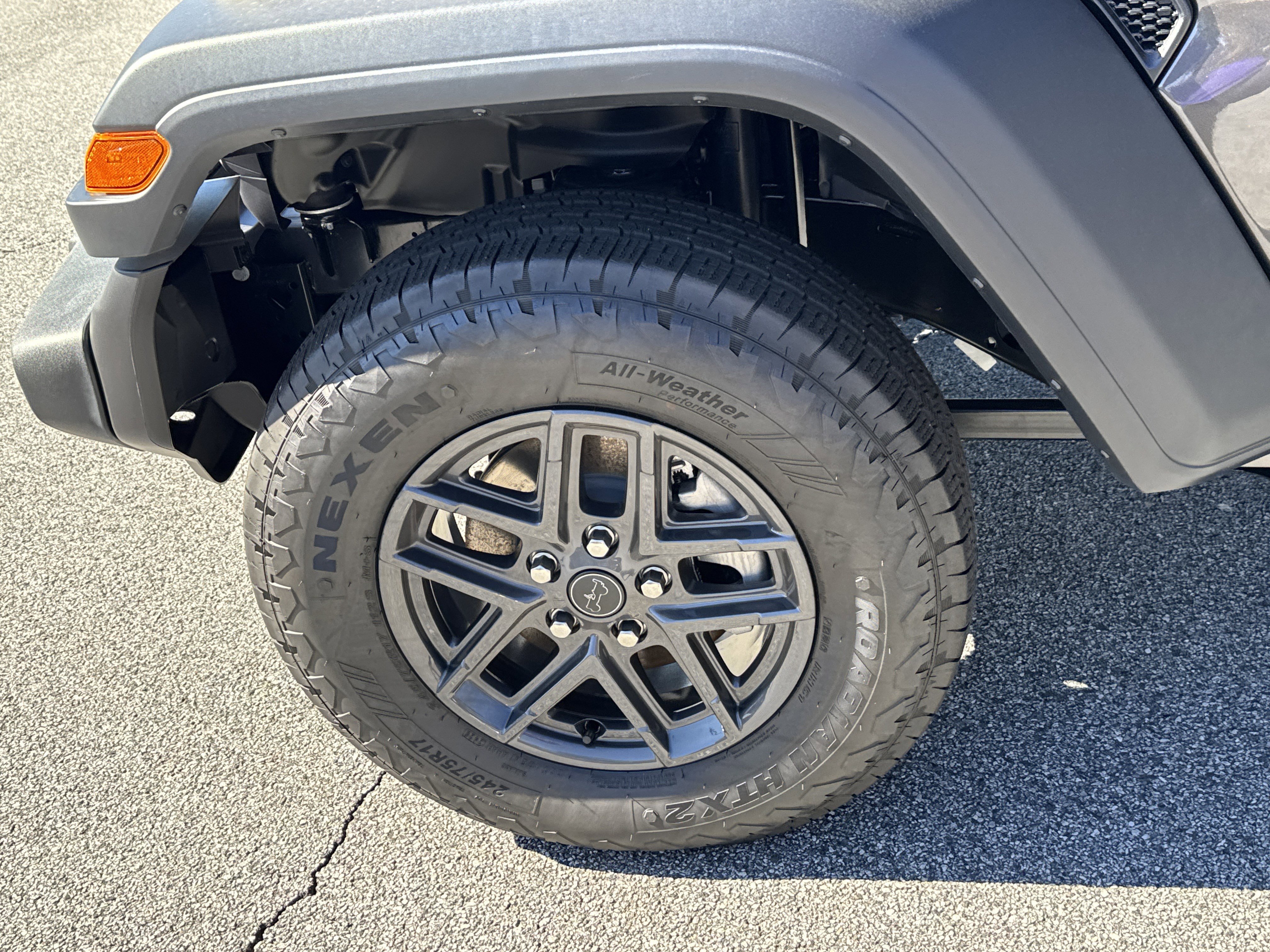New 2025 Granite Crystal Metallic Clear-Coat Exterior Paint Jeep Sport S image 14