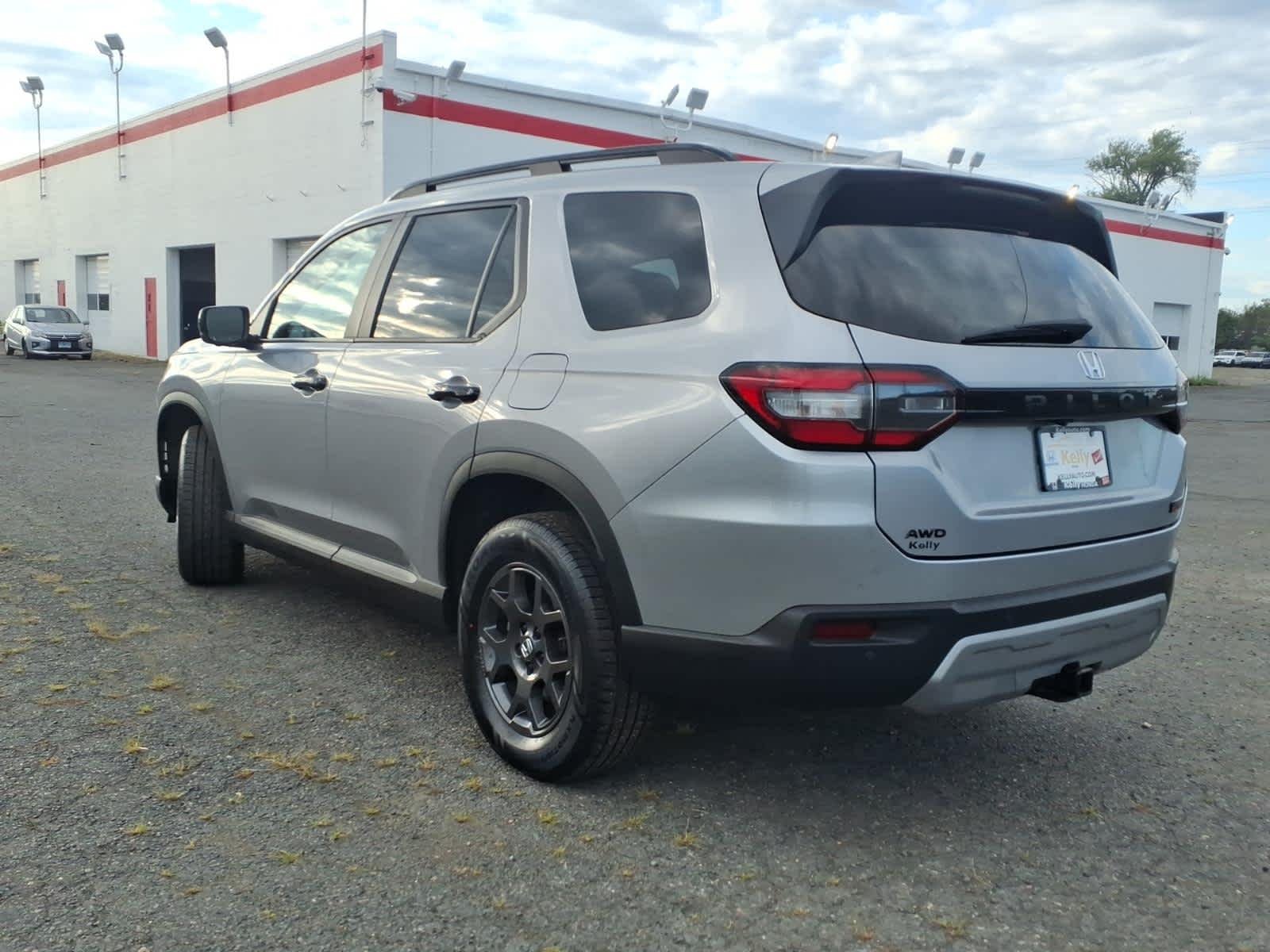 Certified Used 2024 Lunar Silver Metallic Honda TrailSport image 7