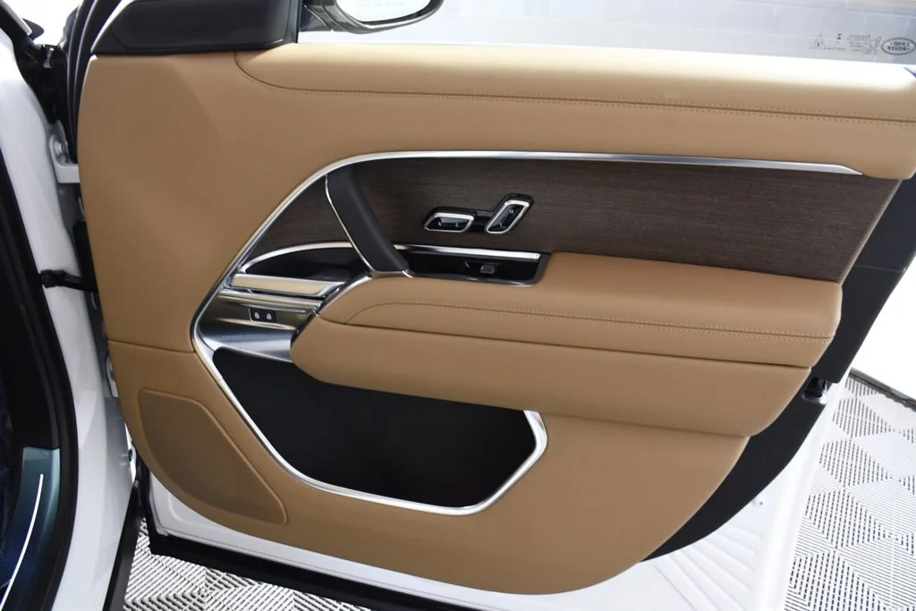 New 2026 Ostuni Pearl Wh Land Rover SE image 17