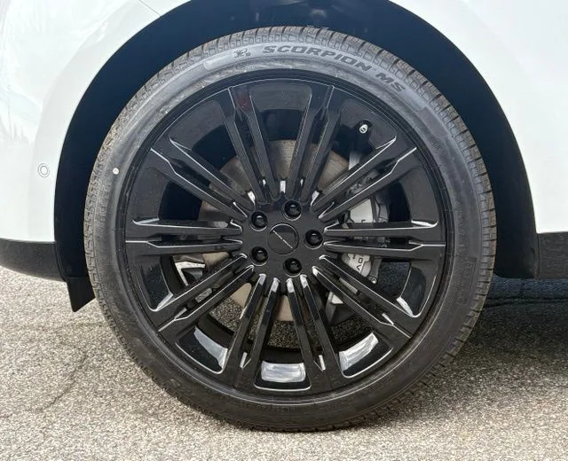 New 2026 Fuji White Land Rover SE image 4
