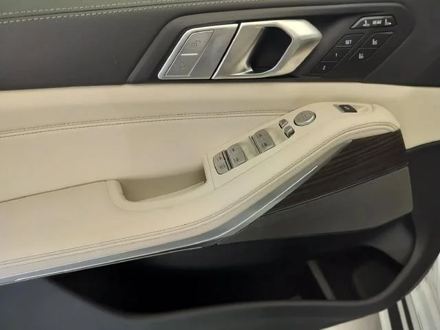 New 2027 Mineral White Metallic BMW xDrive40i image 7