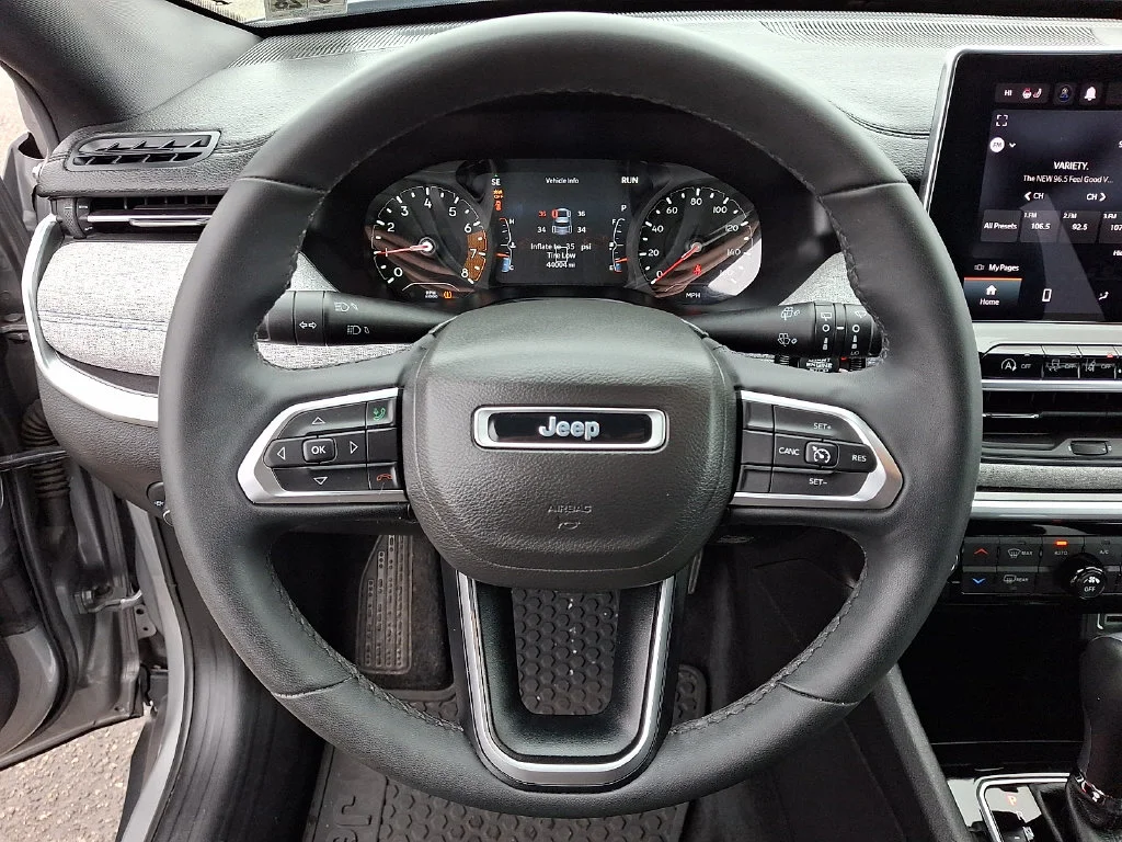 Used 2023 Silver Jeep Latitude image 26