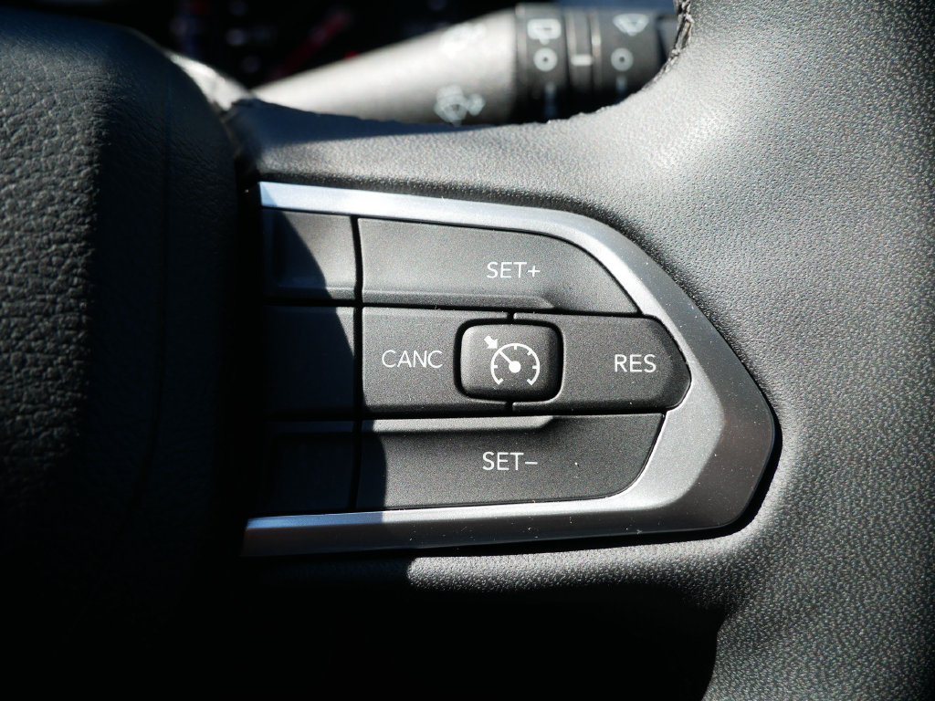 Certified Used 2025 Bright White Clearcoat Jeep Latitude image 21