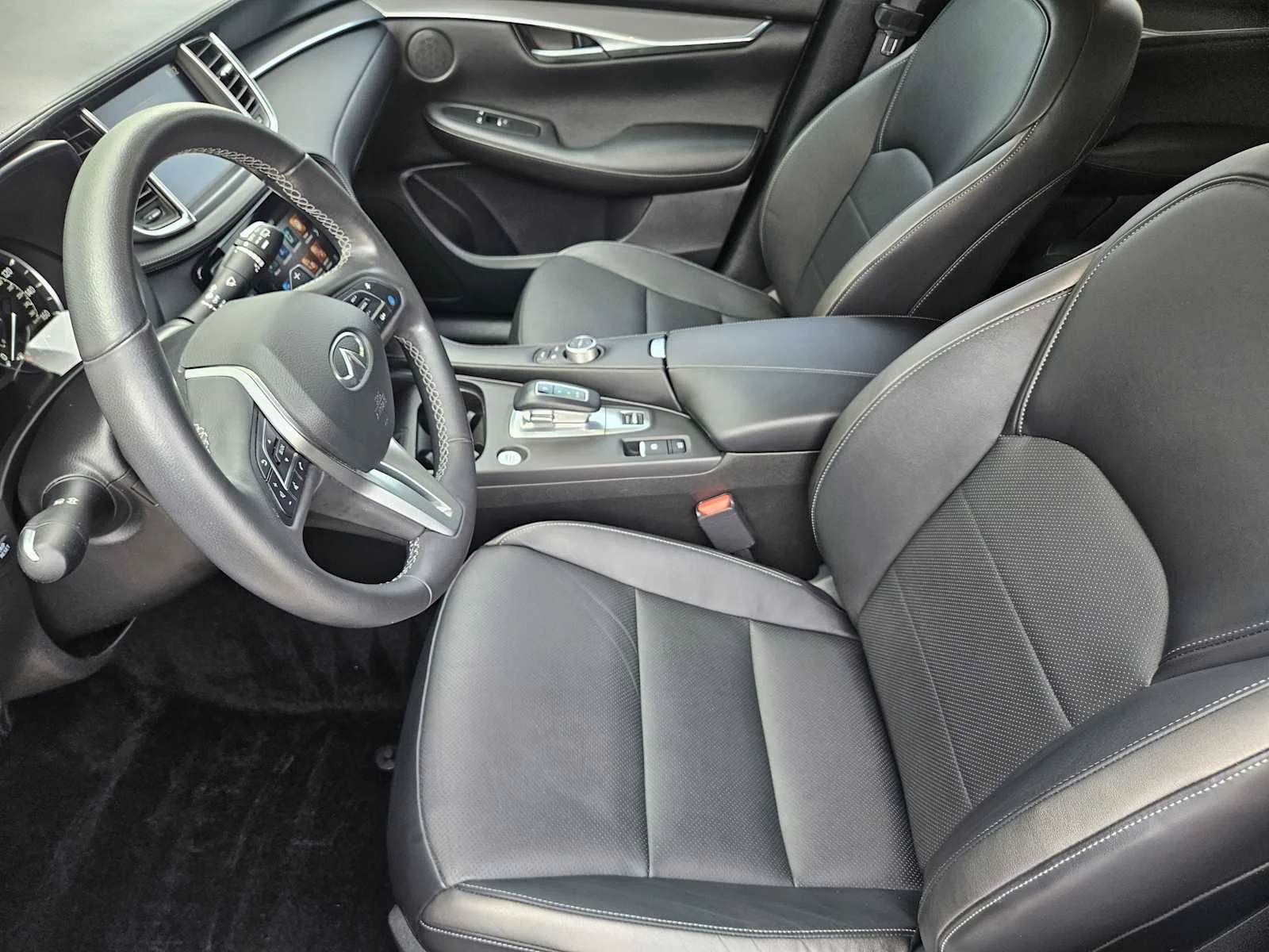 Certified Used 2023 Radiant White INFINITI LUXE image 12