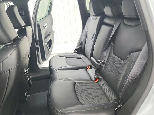 New 2026 Silver Zynith Metallic Clearcoat Jeep Latitude image 32