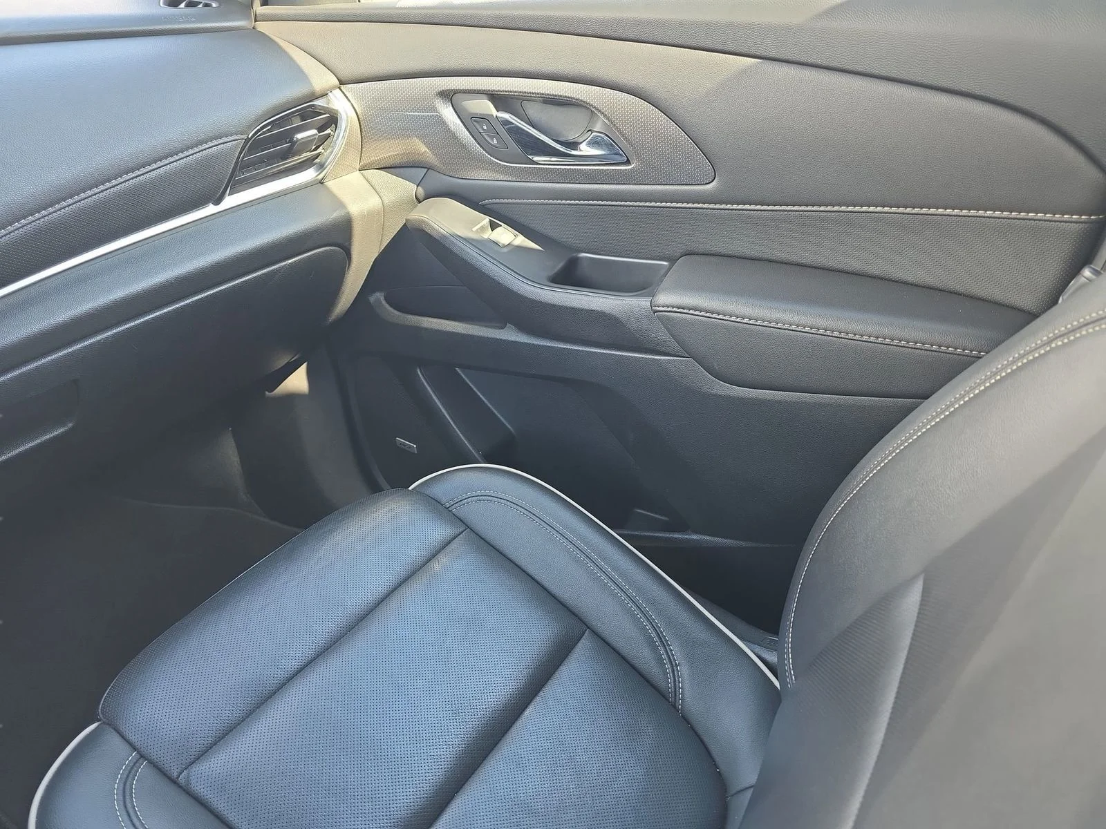 Used 2022 Beige Chevrolet Premier image 25