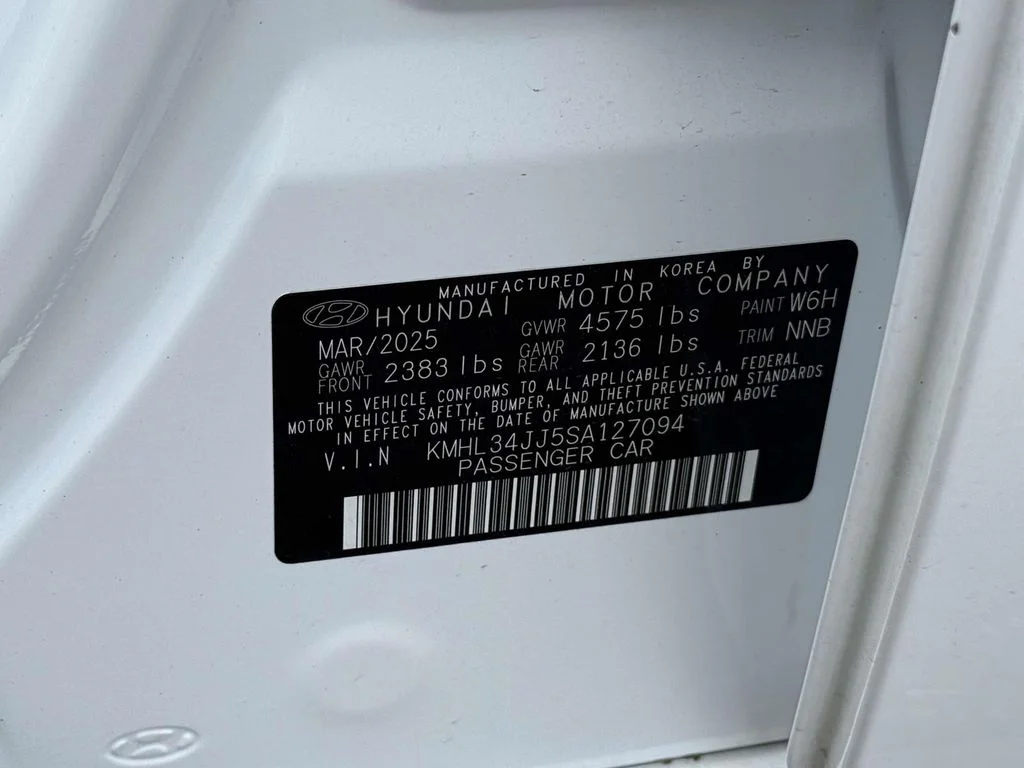 Used 2025 White Hyundai SEL image 32