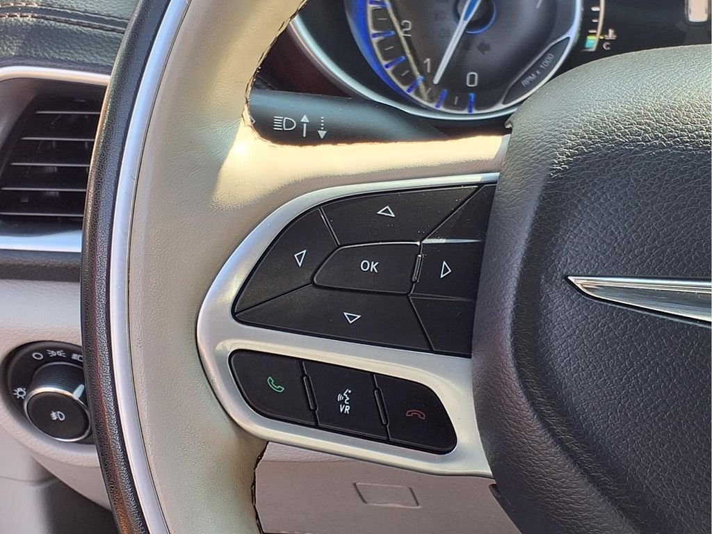 Used 2020 Silver Chrysler Limited image 16