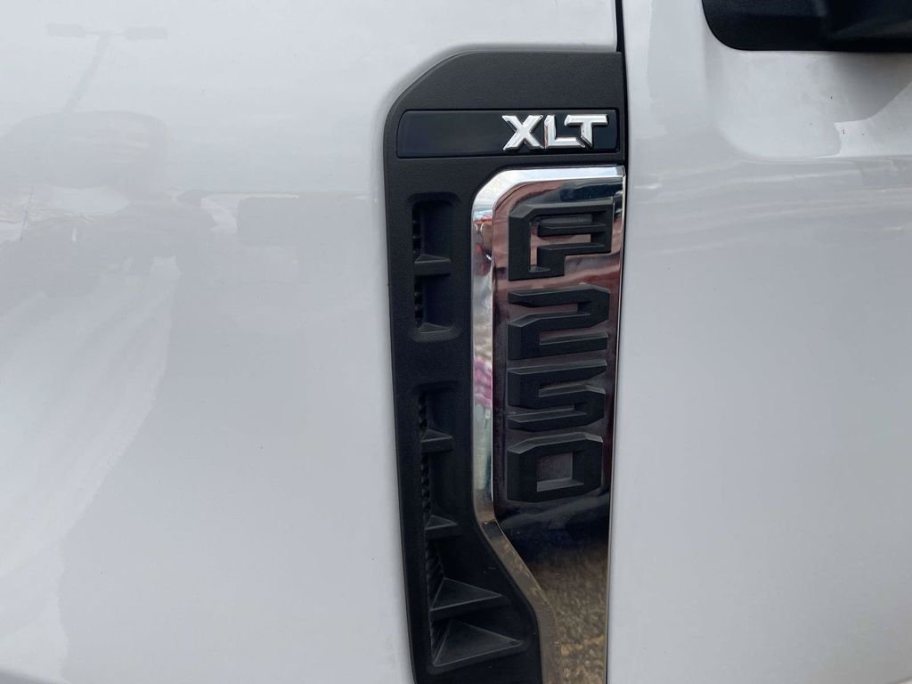 Used 2025 Oxford White Ford XLT image 3