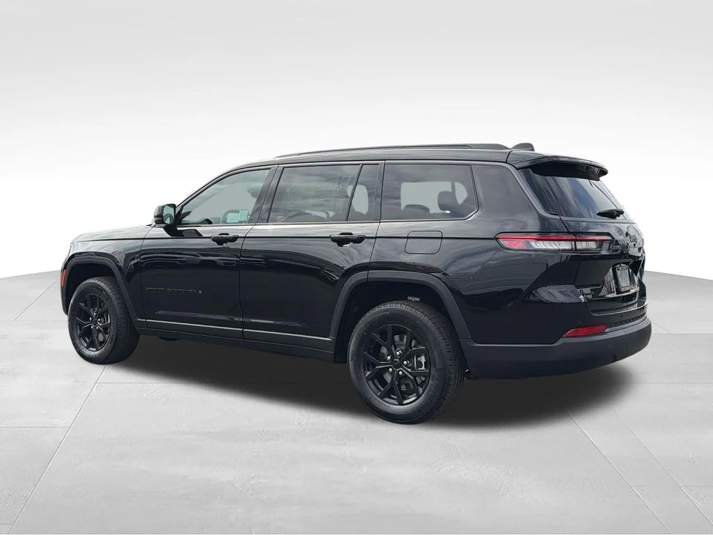 New 2026 Diamond Black Crystal Pearl-Coat Exterior Paint Jeep Altitude image 3