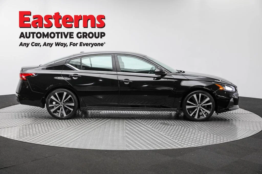 Used 2020 Black Nissan 2.5 SR image 4