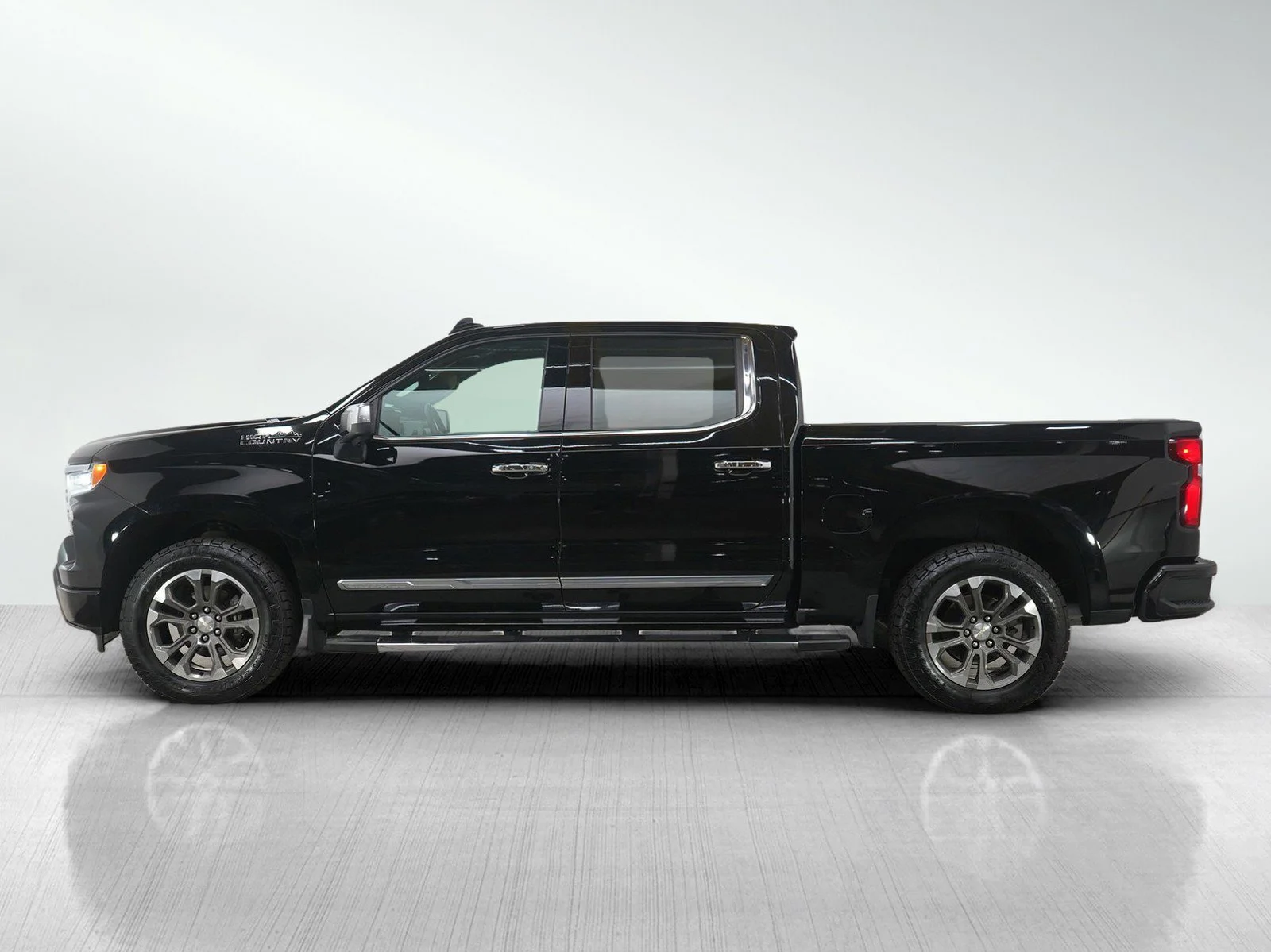 Used 2023 Chevrolet Silverado 1500 High Country with VIN 1GCUDJEL1PZ146606 for sale in Minneapolis, Minnesota