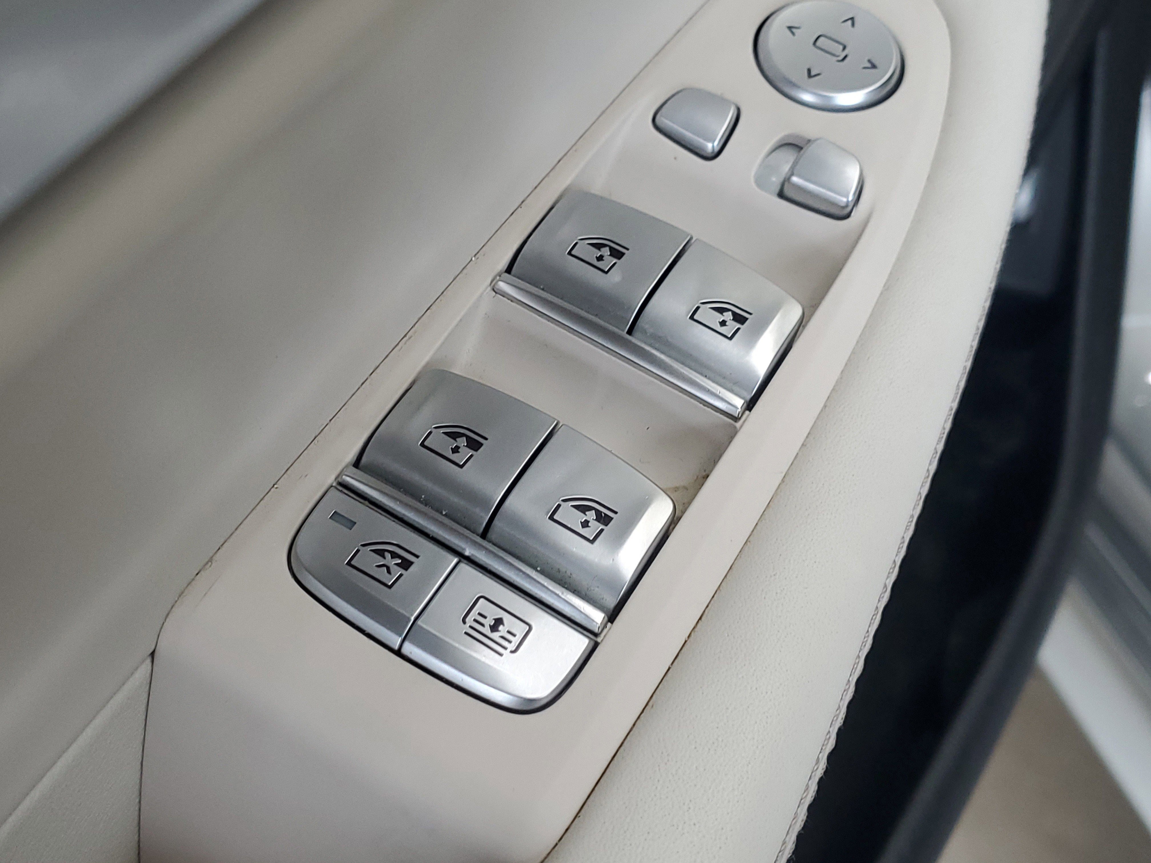 Used 2022 Donington Gray Metallic BMW 750i xDrive image 18
