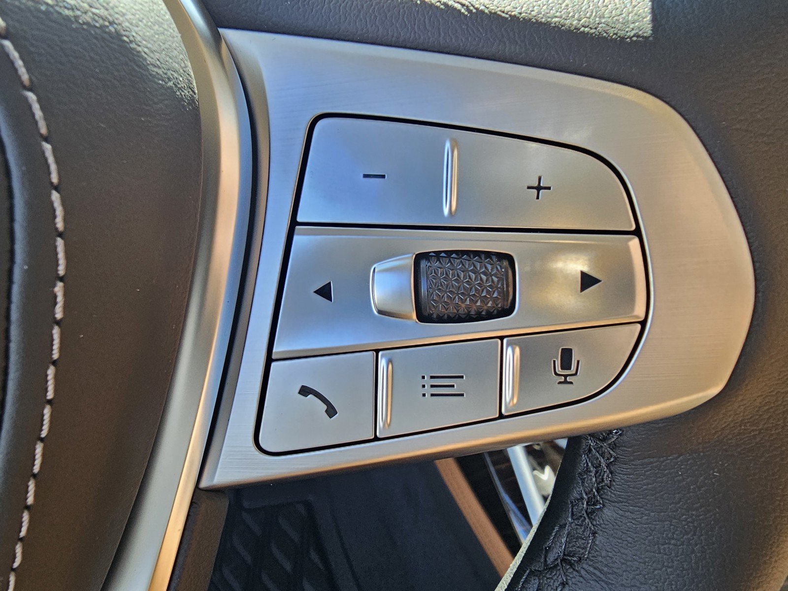 Used 2026 Mineral White Metallic BMW xDrive40i image 21