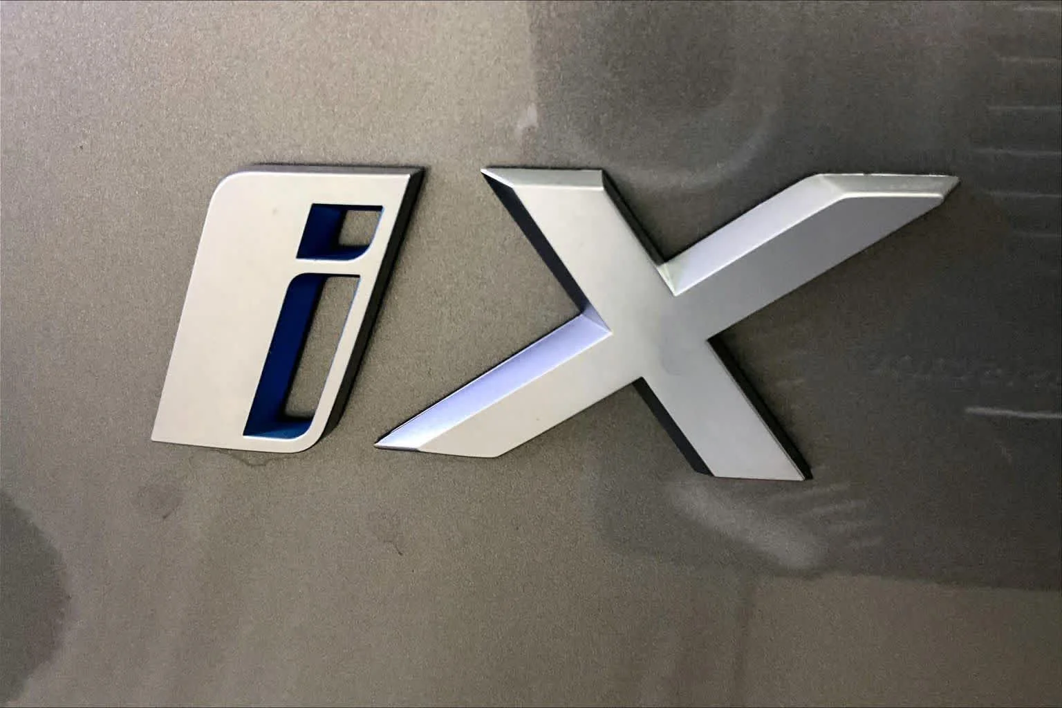 Used 2024 Oxide Grey Metallic BMW xDrive50 image 9