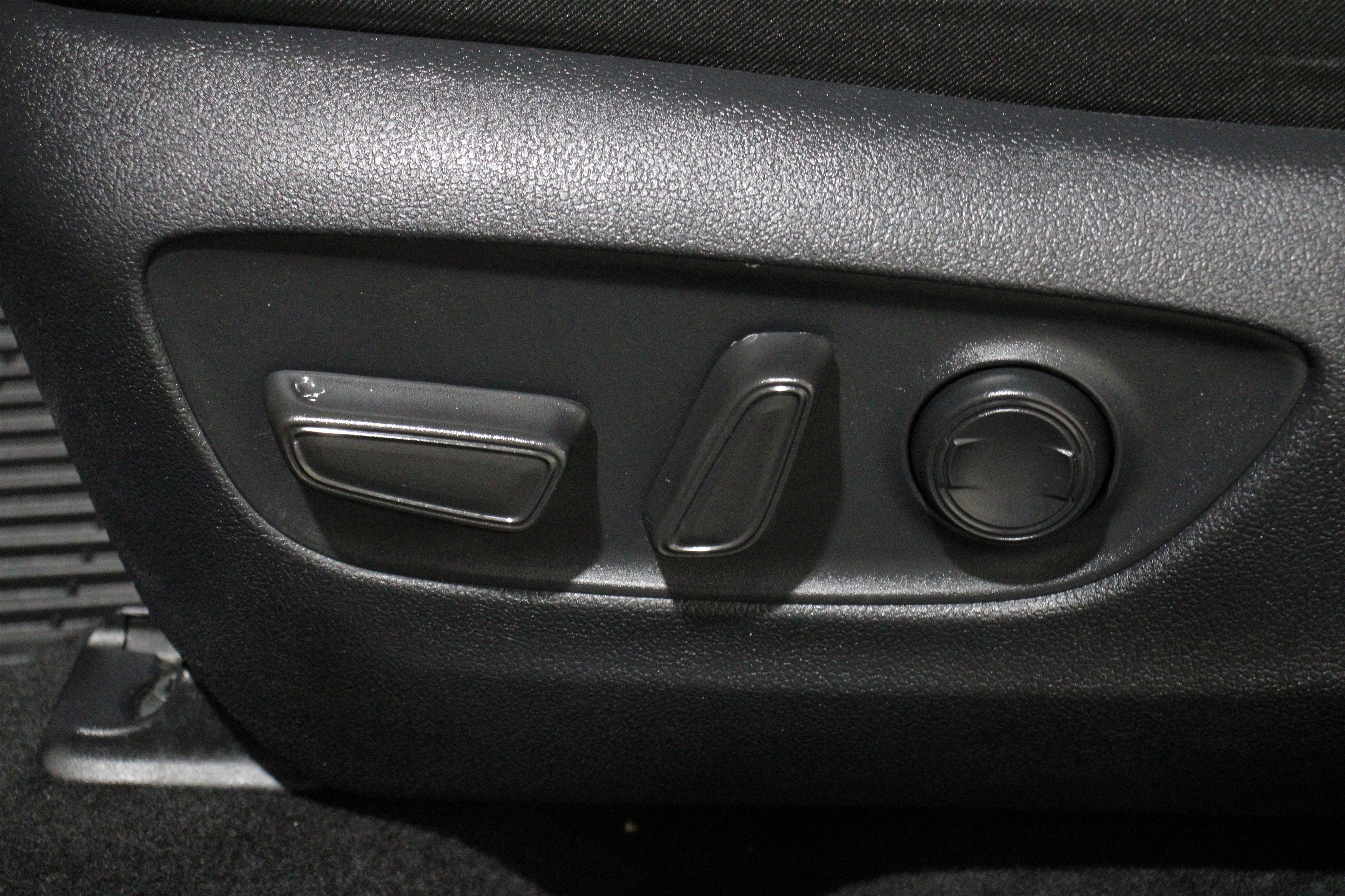 Used 2025 Magnetic Gray Metallic Toyota Hybrid XLE image 4