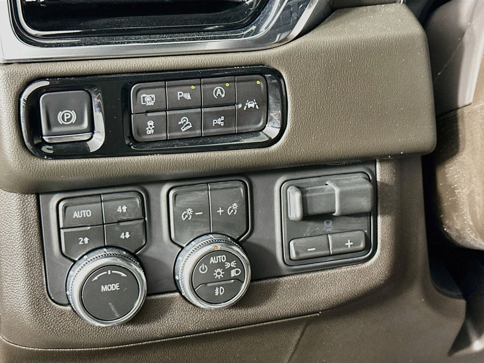 Used 2026 Summit White GMC Elevation image 11