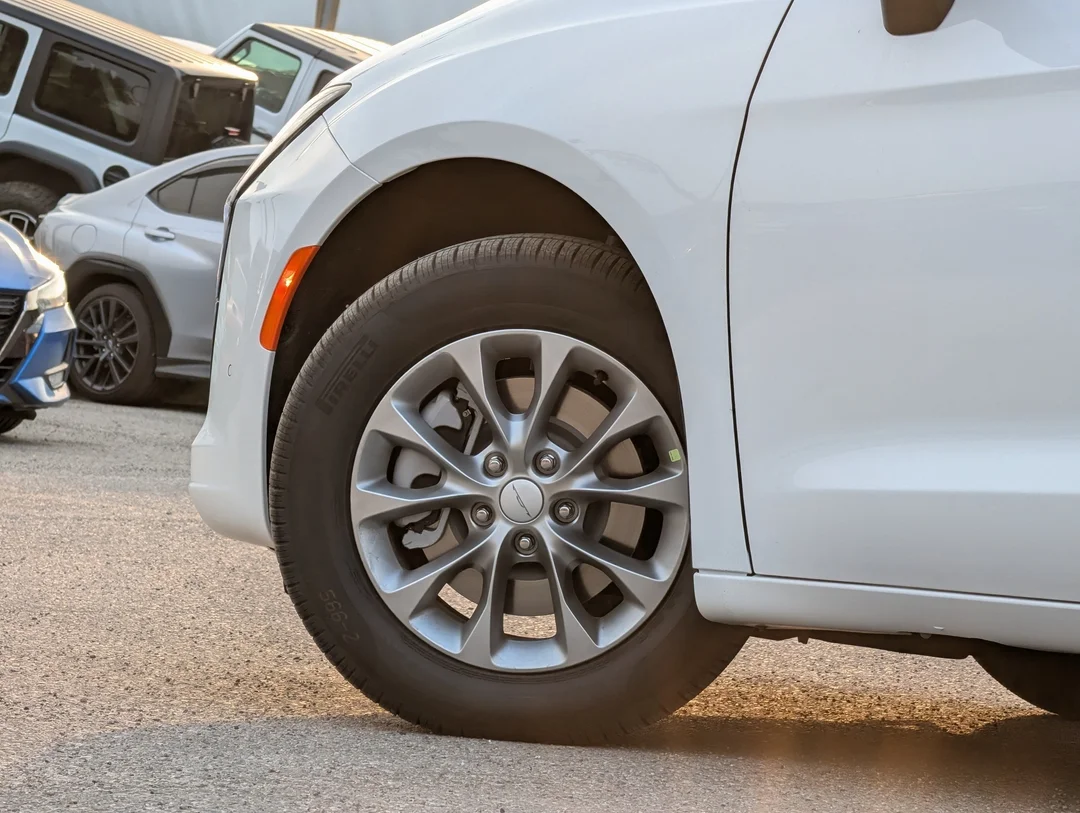 New 2027 White Chrysler Select - - AWD - 3.6L Pentastar V6 - Safety Sphere Pkg - Power Sunroof & More! image 9