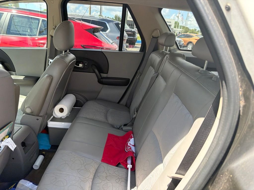Used 2005 White Saturn V6 image 8